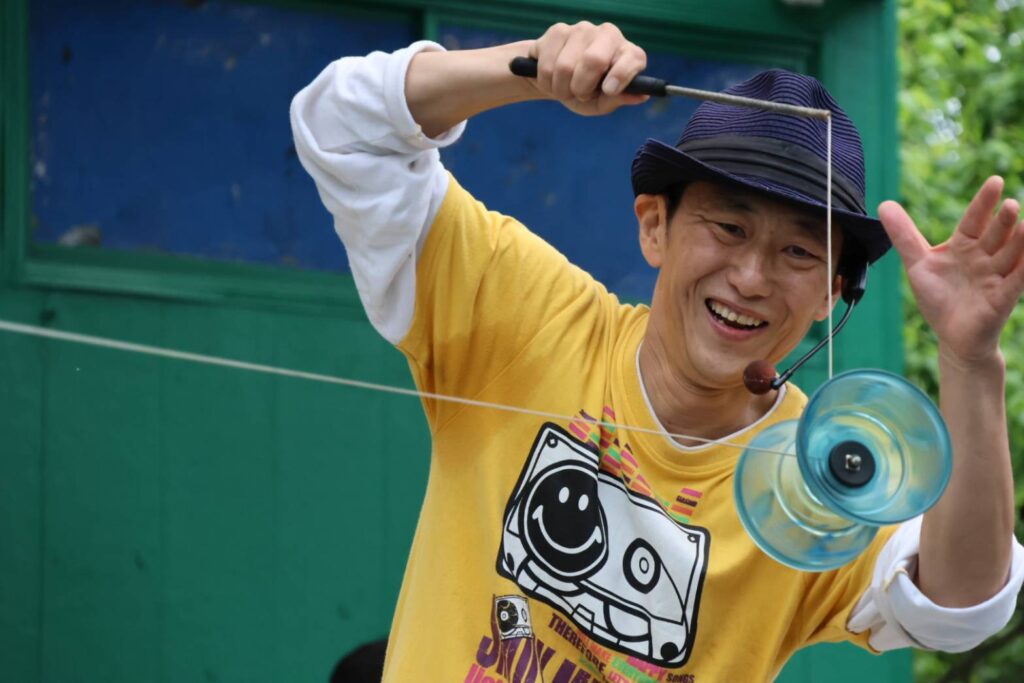 大道芸人GEN（ジェン）が宇都宮動物園 大道芸イベントでディアボロ（中国ゴマ）のパフォーマンスを行っている